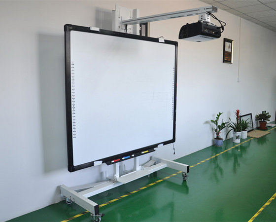 Interactive-Whiteboard--4-Users-Writing-10-Points-Touch